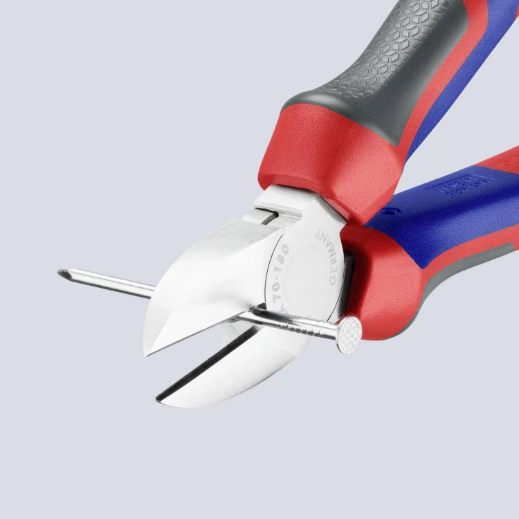 KNIPEX 70 05 180 – szczypce boczne podczas cięcia elementu metalowego