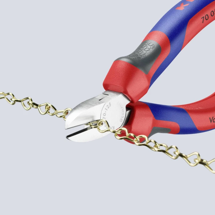 KNIPEX 70 05 125 – cięcie niewielkiego metalowego elementu szczypcami bocznymi