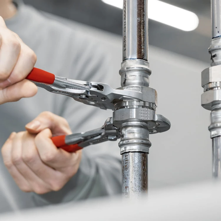 KNIPEX 86 03 250 – szczypce-klucz w zastosowaniu przy instalacji i połączeniach rurowych