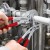 KNIPEX 86 03 250 – zastosowanie szczypiec-klucza podczas prac hydraulicznych i instalacyjnych