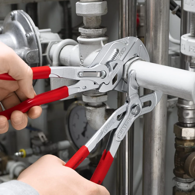 KNIPEX 86 03 250 – zastosowanie szczypiec-klucza podczas prac hydraulicznych i instalacyjnych