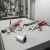 Szczypce-klucz KNIPEX 86 03 250 używane przy kole roweru podczas regulacji metalowego elementu.
