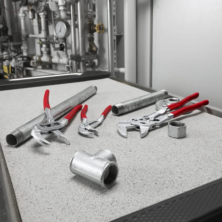 Szczypce-klucz KNIPEX 86 03 250 używane przy kole roweru podczas regulacji metalowego elementu.