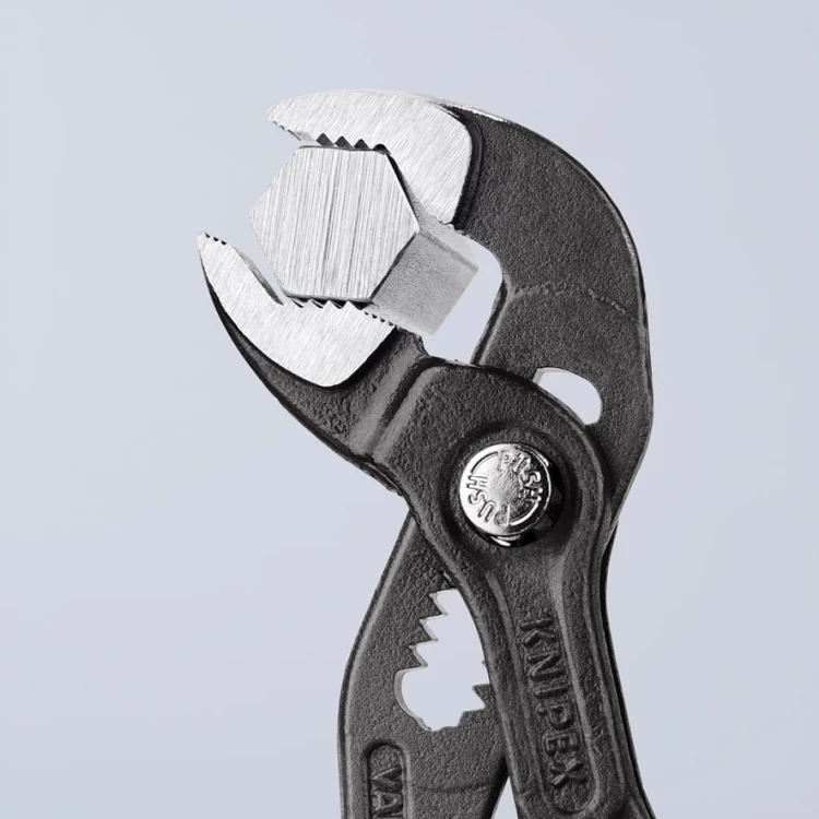 Hartowane zęby szczypiec KNIPEX Cobra 87 01 150 zapewniające pewny chwyt rur i odporność na zużycie