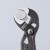 KNIPEX Cobra 87 01 150 podczas chwytania rury dzięki funkcji samozacisku wymagającej mniejszej siły