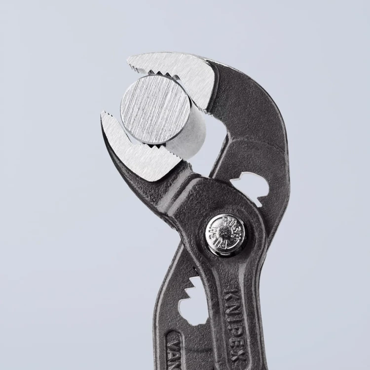 KNIPEX Cobra 87 01 150 podczas chwytania rury dzięki funkcji samozacisku wymagającej mniejszej siły