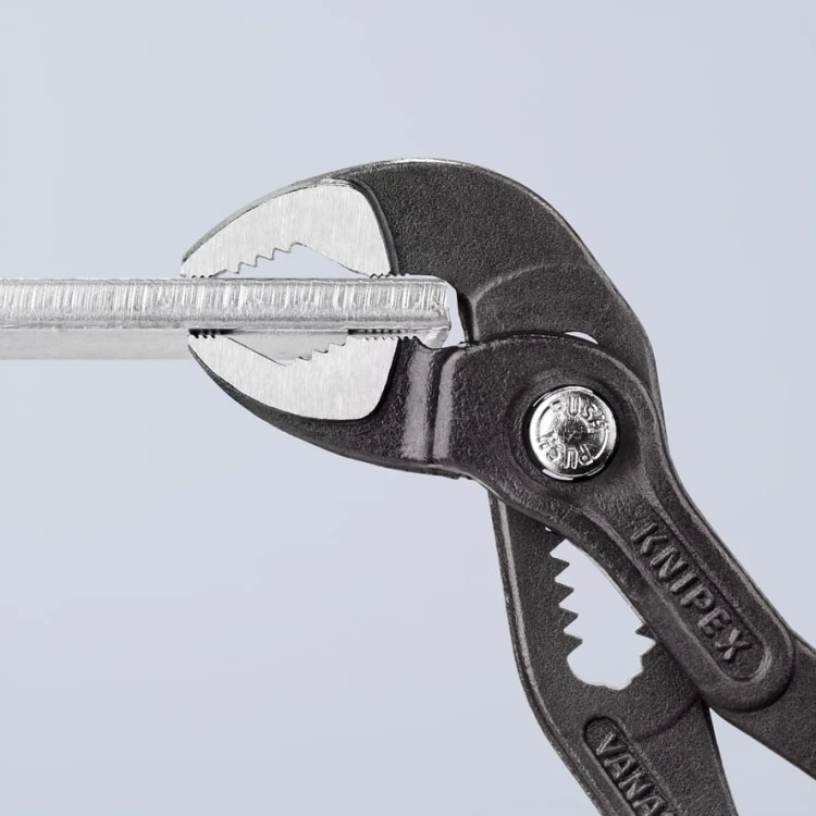 Polerowana główka szczypiec KNIPEX Cobra 87 01 150 gwarantująca wysoką jakość wykonania narzędzia