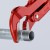 KNIPEX 83 30 015 – klucz typu S podczas chwytania metalowej rury