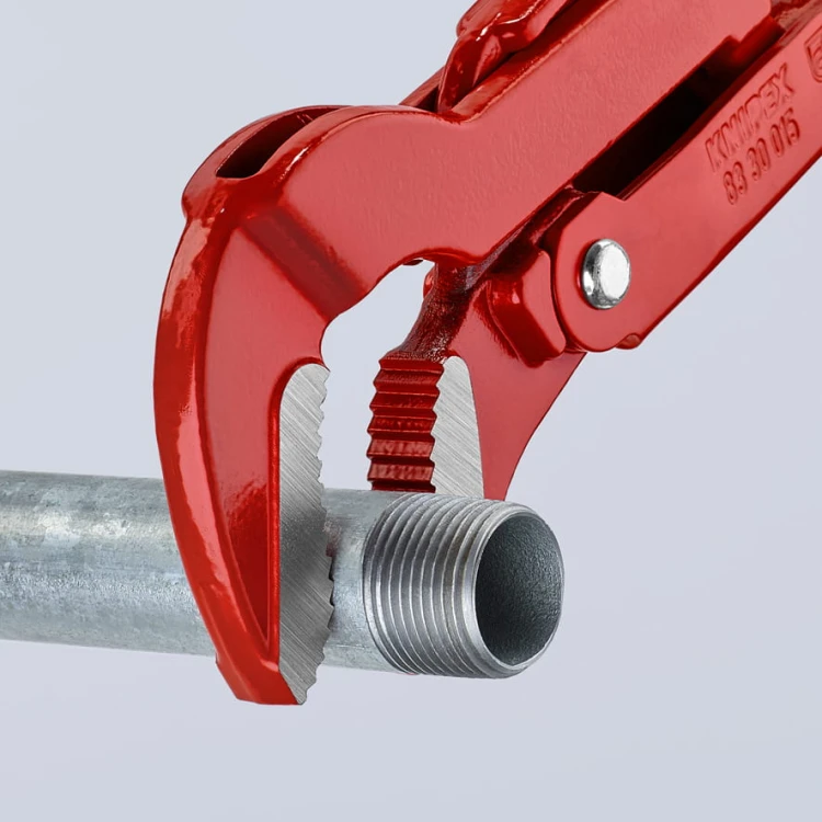 KNIPEX 83 30 015 – klucz typu S podczas chwytania metalowej rury