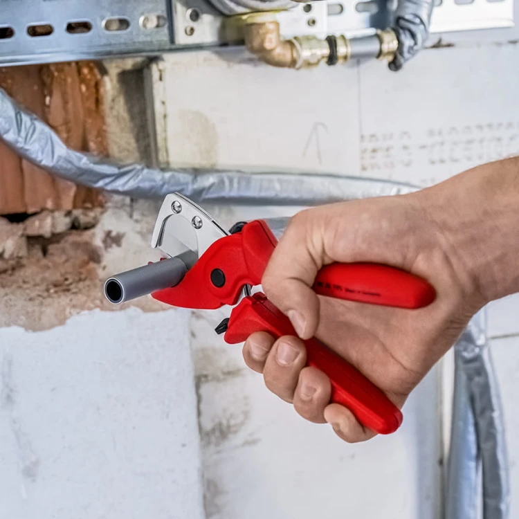 KNIPEX 90 25 185 – cięcie rury kompozytowej podczas prac instalacyjnych