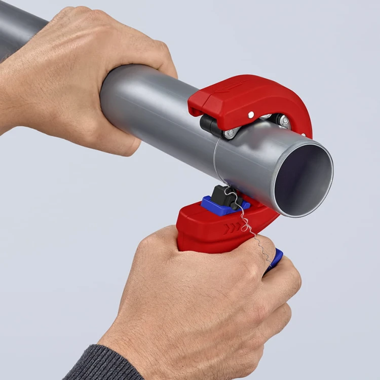 KNIPEX DP50 90 23 01 BK podczas cięcia cienkościennej rury z tworzywa sztucznego w instalacji sanitarnej