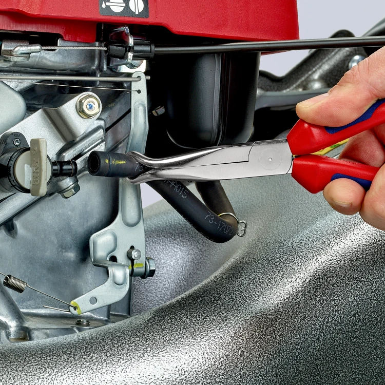 KNIPEX 38 95 200 – szczypce mechaniczne 45° podczas prac serwisowych przy silniku