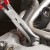 KNIPEX 38 91 200 – szczypce 45° podczas pracy w trudno dostępnym miejscu