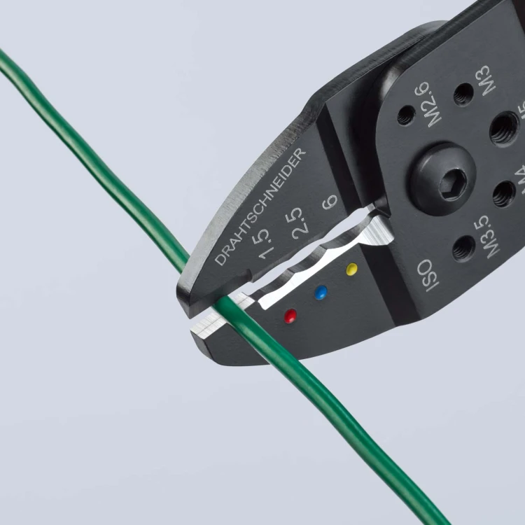Szczęki szczypiec KNIPEX 97 22 240 zapewniające precyzyjne zagniatanie izolowanych końcówek kablowych