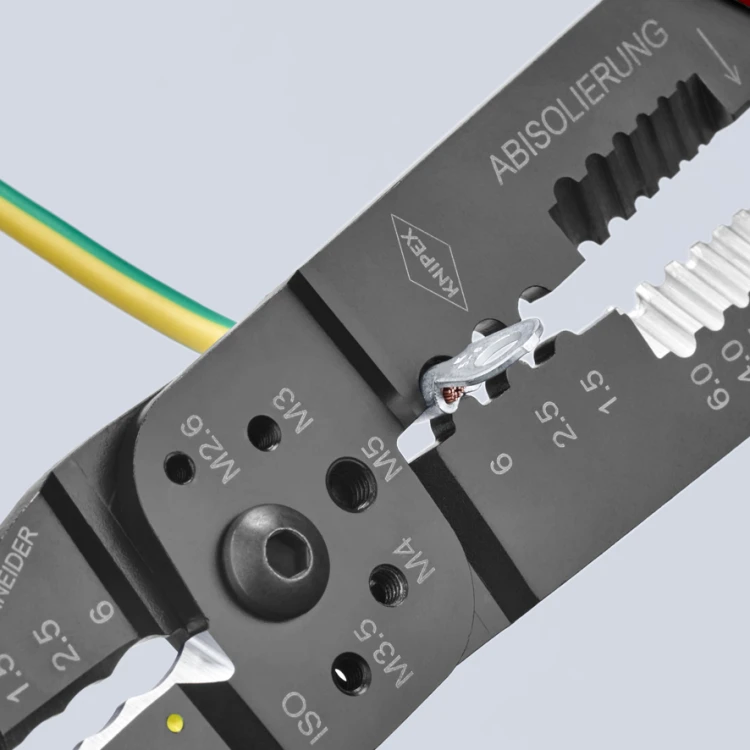 Szczypce KNIPEX 97 32 240 podczas zaciskania izolowanej końcówki kablowej w instalacji elektrycznej
