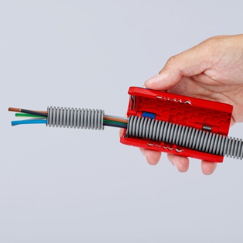 KNIPEX TwistCut bezpieczne cięcie rur karbowanych bez uszkadzania przewodów