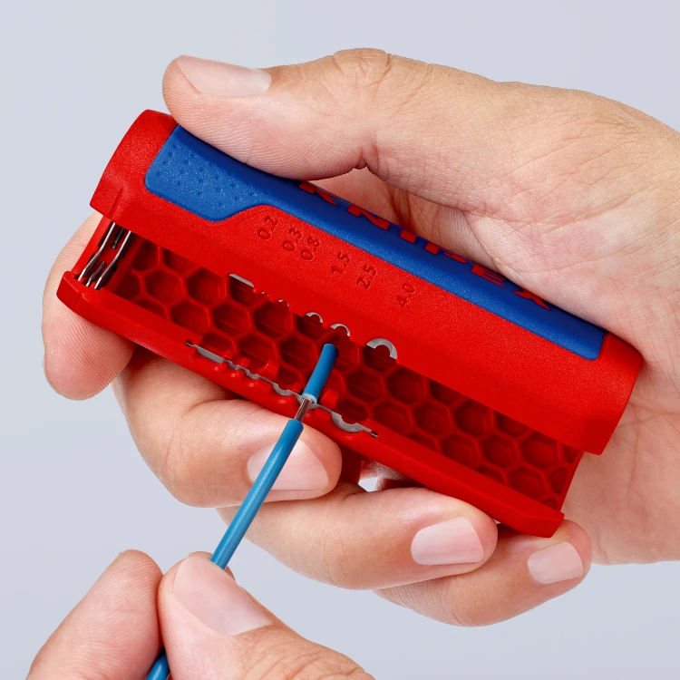 KNIPEX 90 22 02 SB ze zintegrowanym ściągaczem izolacji przewodów