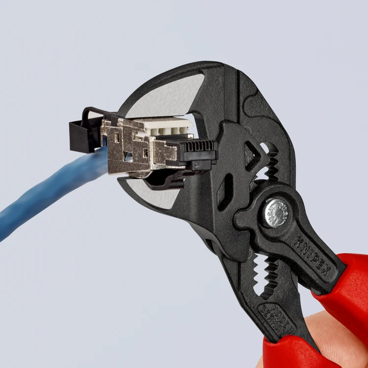 KNIPEX 86 02 180 – równoległe szczęki podczas pracy z wąskim elementem