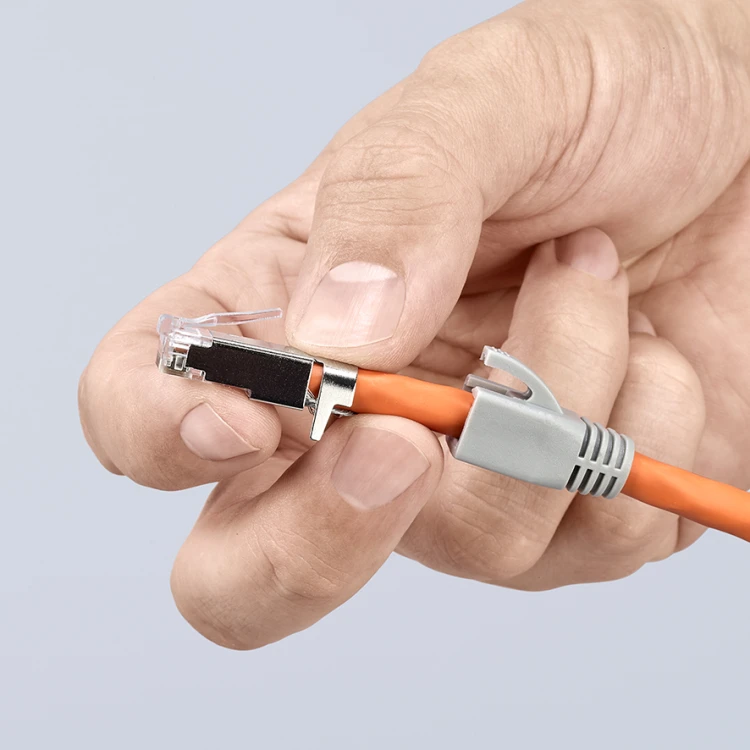 KNIPEX 97 51 13 – przygotowany wtyk RJ45 do kabla Ethernet