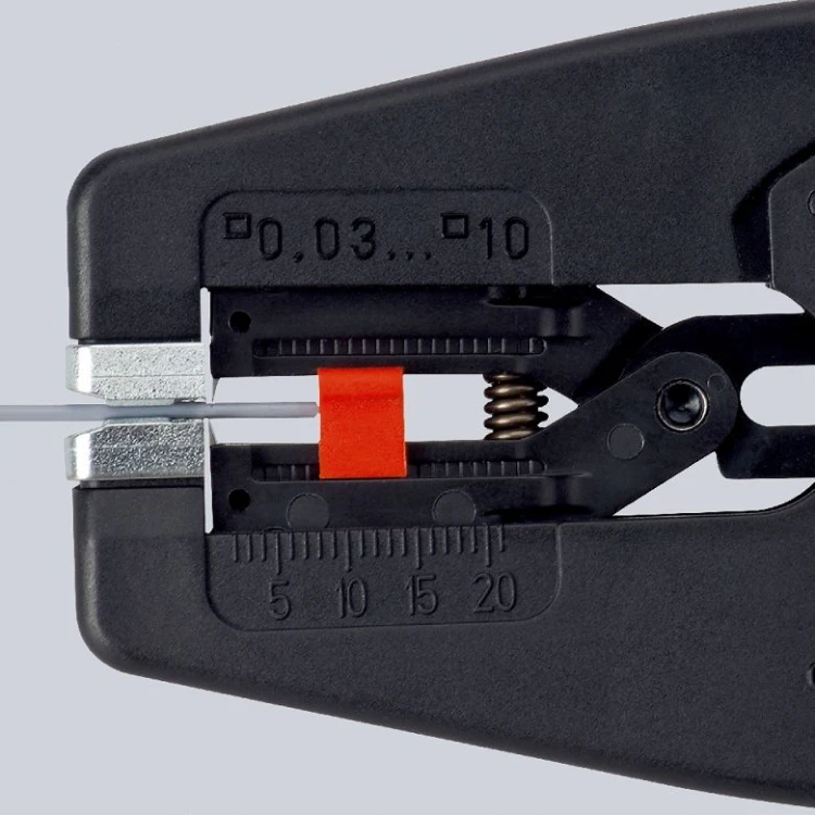 KNIPEX MultiStrip 10 – stabilizacja przewodu podczas ściągania izolacji
