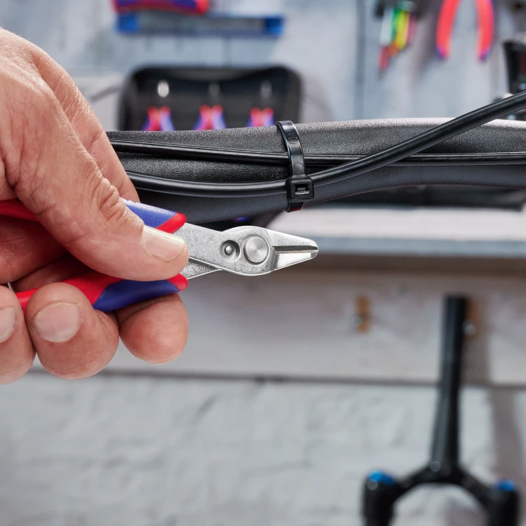KNIPEX 78 03 140 – precyzyjne cięcie cienkich przewodów i elementów elektronicznych