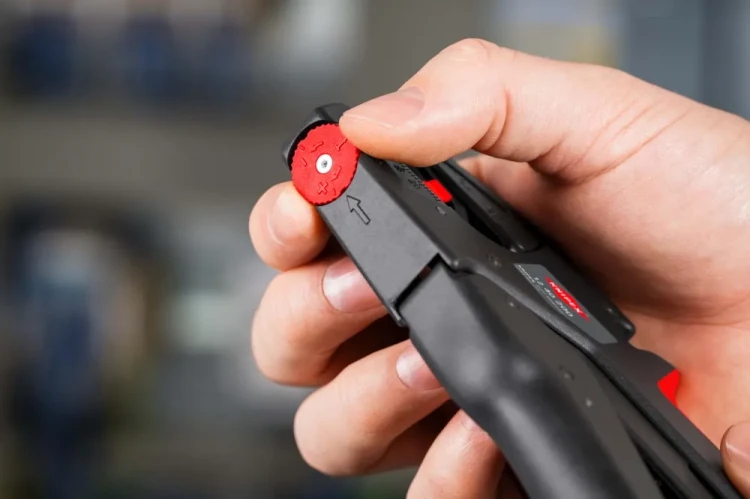 KNIPEX 12 40 200 – precyzyjne przygotowanie końca przewodu przed podłączeniem