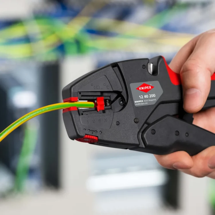KNIPEX EvoStrip 12 40 200 – przygotowanie przewodów w rozdzielnicach i szafach sterowniczych