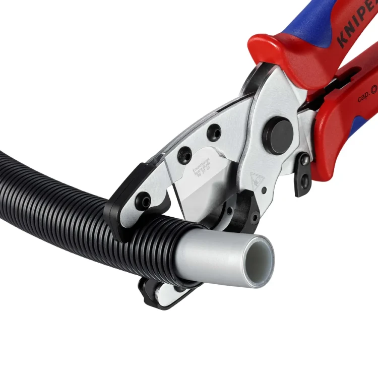 KNIPEX 90 25 20 – cięcie peszla bez uszkodzenia znajdującej się wewnątrz rury