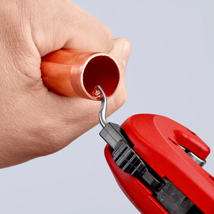 KNIPEX TubiX 90 31 02 BK – usuwanie gratu po cięciu rury miedzianej