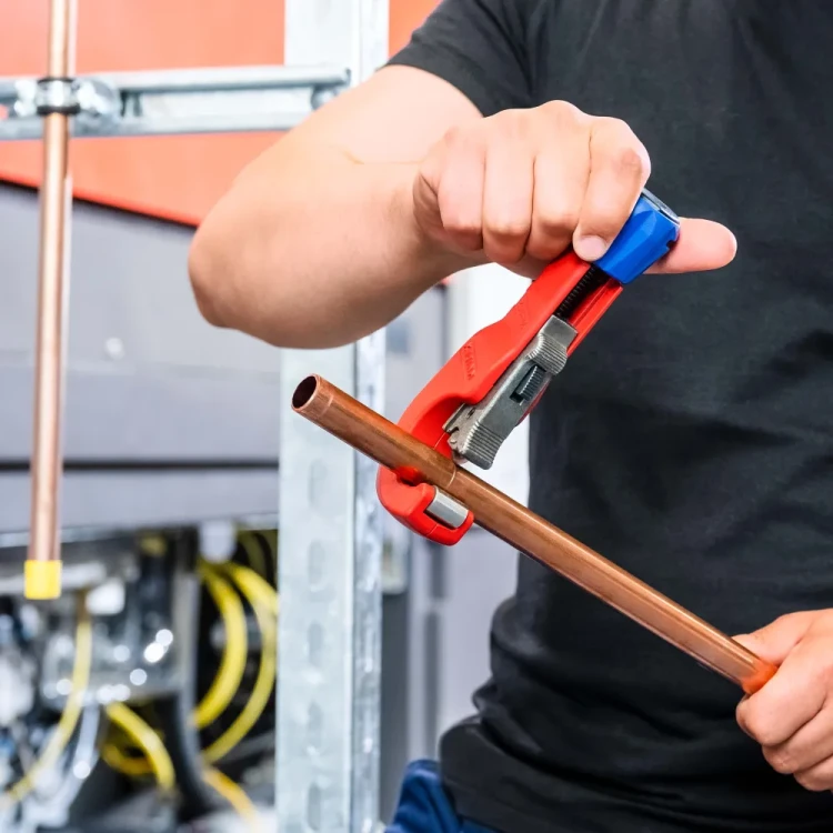 KNIPEX 90 31 02 BK TubiX – cięcie rury miedzianej podczas pracy instalacyjnej