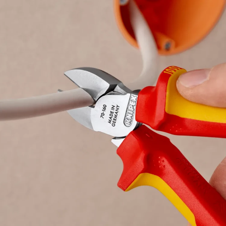 KNIPEX 70 06 160 – szczypce boczne VDE podczas cięcia przewodu