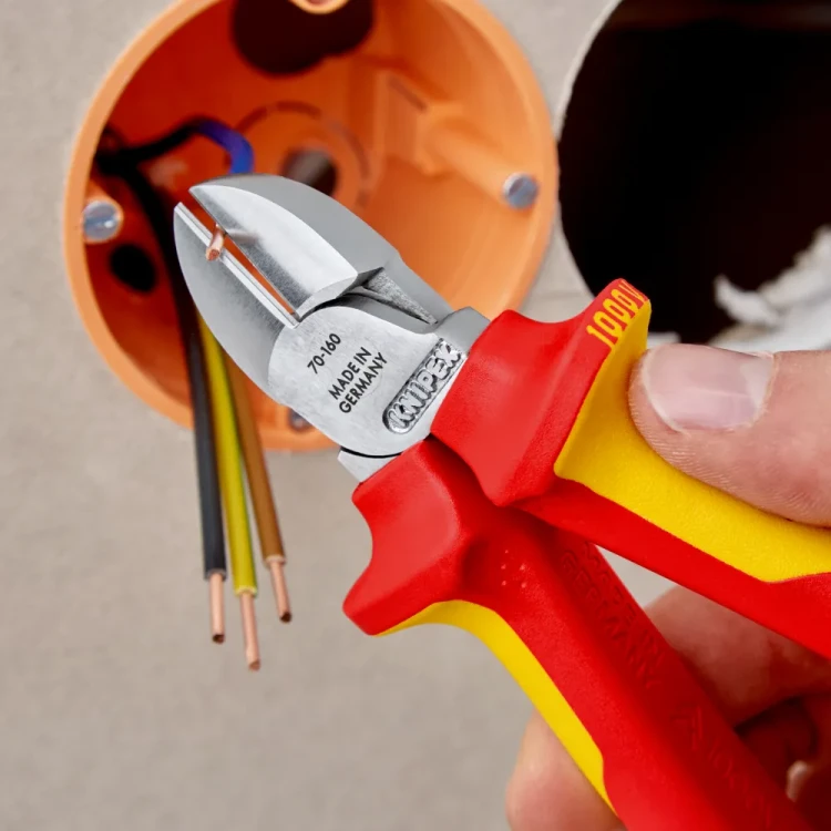 KNIPEX 70 06 160 – szczypce boczne VDE podczas prac instalacyjnych