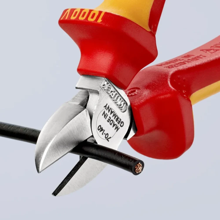 KNIPEX 70 06 140 – szczypce boczne VDE podczas cięcia przewodu