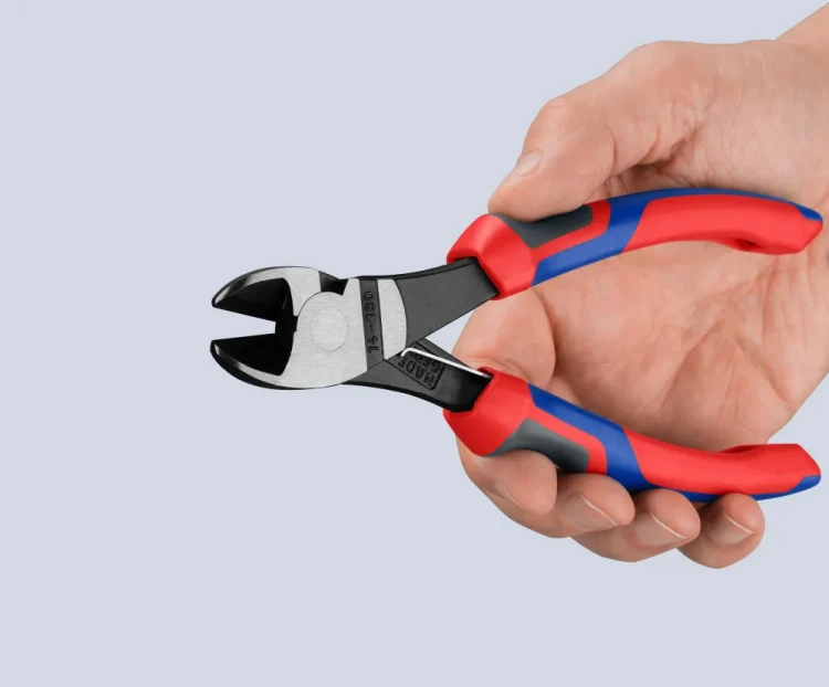 KNIPEX 74 12 180 – kompaktowe szczypce boczne podczas pracy jedną ręką