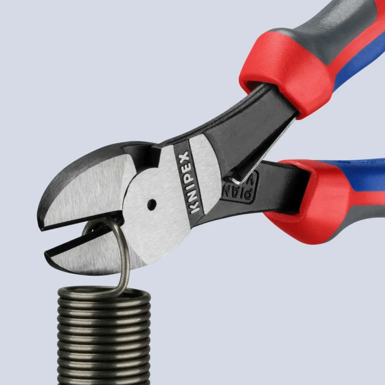 KNIPEX 74 12 180 – cięcie metalowego elementu szczypcami o zwiększonym przełożeniu