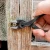 KNIPEX TwinGrip XS 100 mm – chwytanie zużytego łba śruby osadzonej w drewnie za pomocą przednich szczęk.