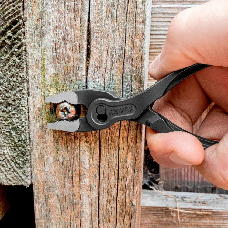KNIPEX TwinGrip XS 100 mm – chwytanie zużytego łba śruby osadzonej w drewnie za pomocą przednich szczęk.