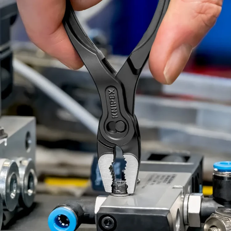Szczypce KNIPEX 82 00 100 TwinGrip XS – chwytanie łba śruby od czoła podczas prac przy niewielkich podzespołach mechanicznych.