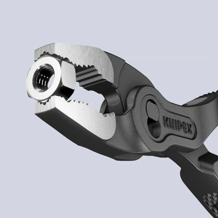 KNIPEX TwinGrip XS 82 00 100 – czołowy chwyt nakrętki sześciokątnej za pomocą kompaktowych szczypiec z uzębionymi szczękami.