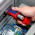Ściągacz izolacji KNIPEX ErgoStrip XL 16 95 11 – nacinanie zewnętrznego płaszcza grubszego kabla instalacyjnego podczas prac przy rozdzielnicy elektrycznej.