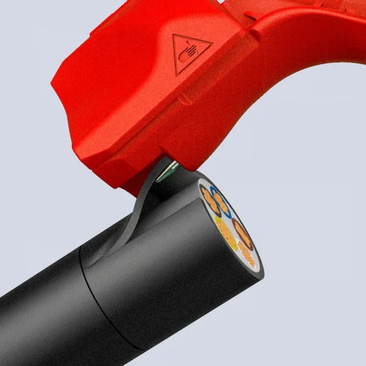 Ostrze narzędzia KNIPEX ErgoStrip XL 16 95 11 przy zewnętrznym płaszczu kabla – detal mechanizmu do precyzyjnego nacinania izolacji.