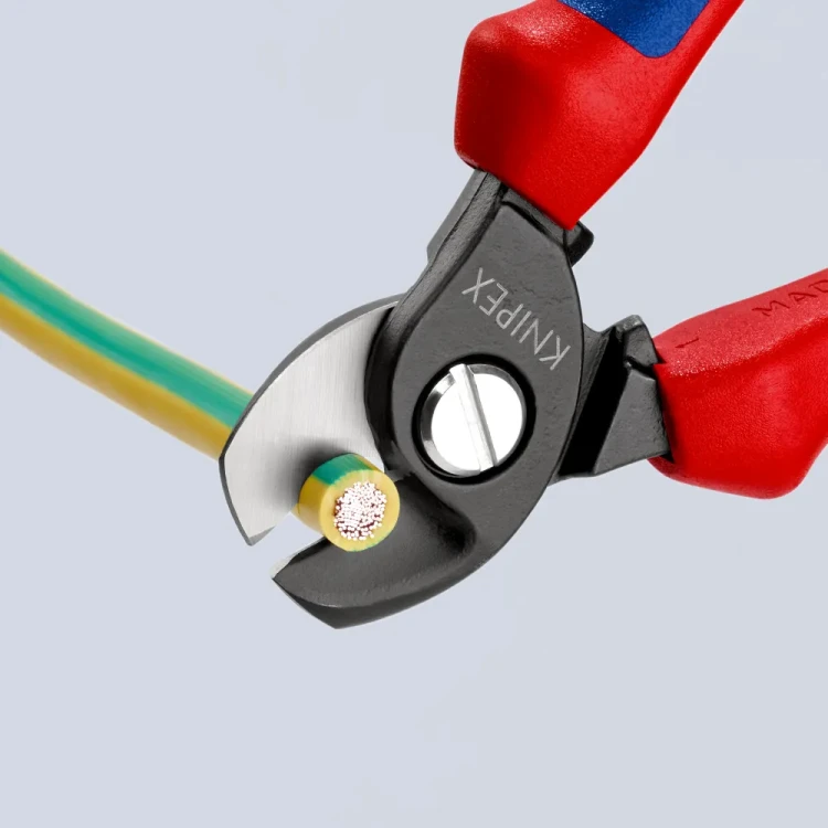 Profilowane ostrza nożyc KNIPEX 95 12 165 – dokładne ujęcie cięcia wielodrutowego przewodu miedzianego i jego końcówki w żółto-zielonej izolacji.