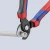 KNIPEX 95 12 165 – nożyce do kabli miedzianych i aluminiowych podczas przecinania białego przewodu wielożyłowego z widocznymi miedzianymi żyłami.
