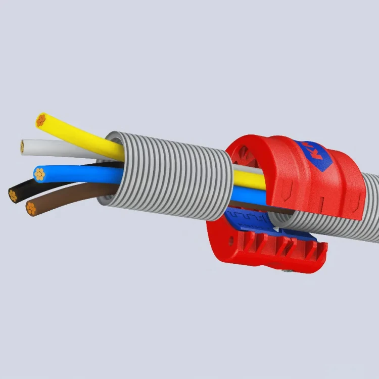 KNIPEX BiX CT56 90 22 10 V01 – cięcie szarej rury karbowanej z przewodami elektrycznymi, z wkładką prowadzącą ostrze po zewnętrznym grzbiecie karbu.