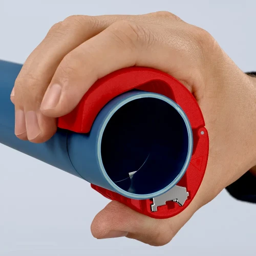 KNIPEX 90 22 10 V01 BiX CT56 – cięcie sztywnej rury z tworzywa sztucznego Ø 20–56 mm za pomocą kompaktowego obcinaka po wyjęciu wkładki do peszli.