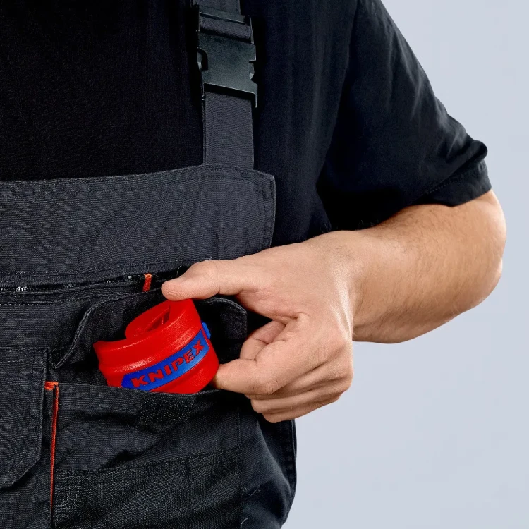 KNIPEX BiX CT56 90 22 10 V01 – poręczny obcinak do peszli i rur plastikowych, przechowywany w kieszeni odzieży roboczej instalatora.