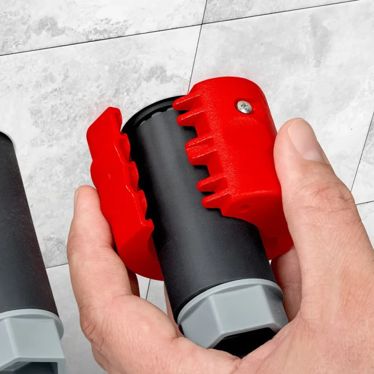 KNIPEX BiX CT56 90 22 10 V01 – dopasowanie obcinaka do rury podczas prac instalacyjnych, z widocznym profilowanym wnętrzem narzędzia.