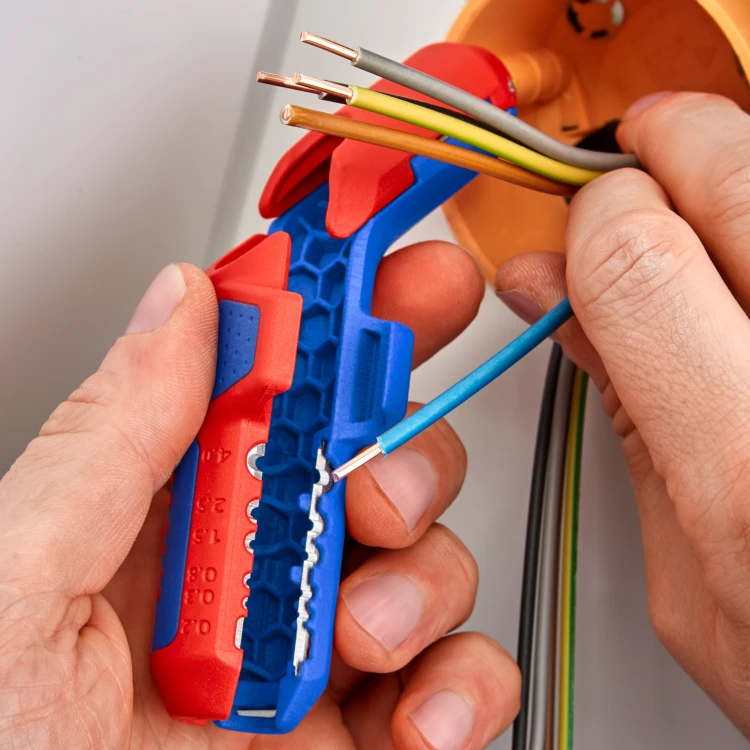 KNIPEX ErgoStrip PV 16 95 03 SB – zdejmowanie izolacji z niebieskiego przewodu PVC za pomocą profili do żył o przekrojach od 0,2 do 4 mm².
