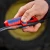 KNIPEX ErgoStrip PV – wzdłużne rozcinanie zewnętrznego płaszcza czarnego kabla wielożyłowego, ułatwiające dostęp do przewodów wewnętrznych.