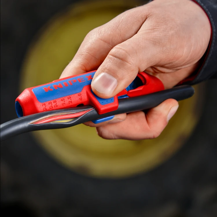 KNIPEX ErgoStrip PV – wzdłużne rozcinanie zewnętrznego płaszcza czarnego kabla wielożyłowego, ułatwiające dostęp do przewodów wewnętrznych.